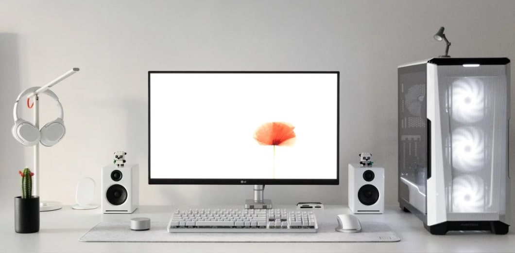 https://www.mashivatech.com/wp-content/uploads/2022/12/minimalist-desk-setup-pic-opt.jpg